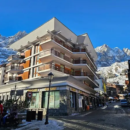 3 Bedrooms In The Heart Of Cervinia Апартаменти